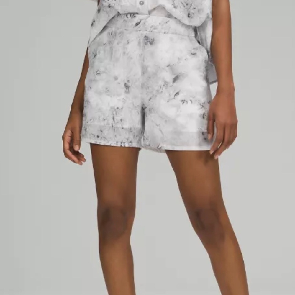 NWT Lululemon Print Flat Front Relaxed Shorts 4.5” Aquila Rhino Grey Multi 10